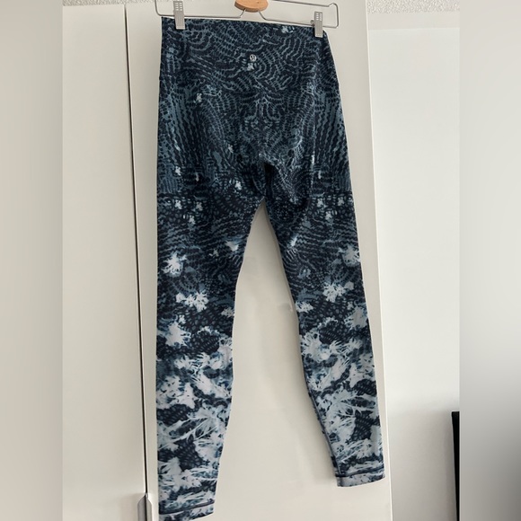 Lululemon bluish leggings size 8. - Picture 2 of 3